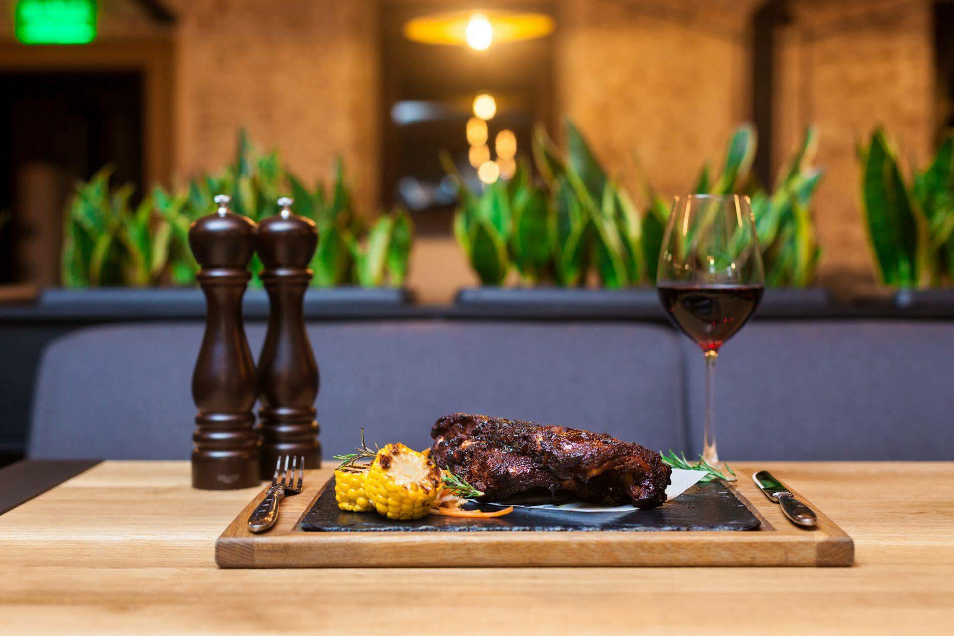 Ferenc Hotel & Restaurant Лвив Екстериор снимка